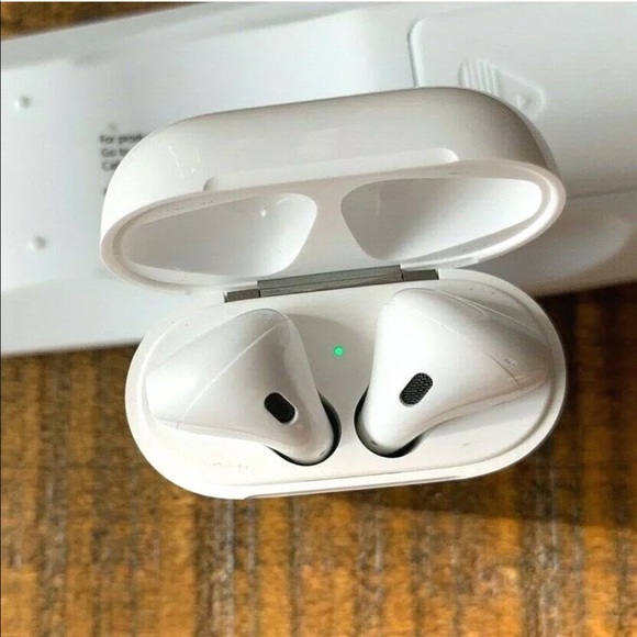 Airpods 2nd gen with charging case - Picture 2 of 6